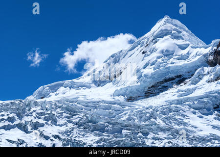 Montagne Tocllaraju (NT 6032m) dans la vallée de l'Ishinca, Cordillère blanche, Pérou Banque D'Images