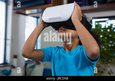 Fille à l'aide de casque de réalité virtuelle en clinique Banque D'Images