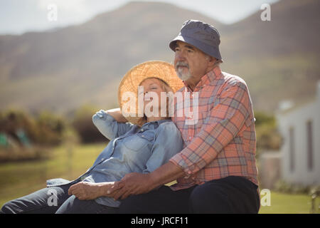 Senior couple relaxing together sur établi sur une journée ensoleillée Banque D'Images