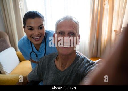 Portrait of smiling female doctor et senior man in nursing home Banque D'Images