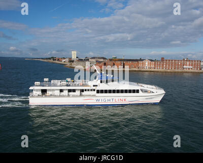 Un wightlink, île de Wight à Portsmouth Portsmouth Harbour entrant en catamaran Banque D'Images