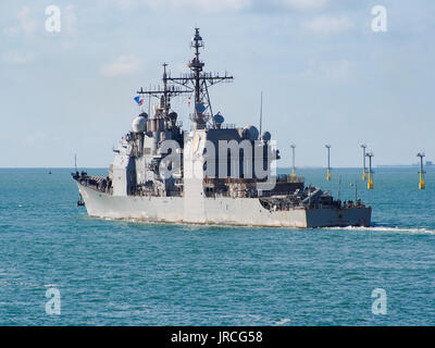 L'USS Philippine Sea navigue dans le Solent de Portsmouth Harbour, en Angleterre. Banque D'Images