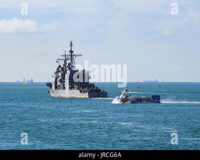 L'USS Philippine passe l'île de Wight aéroglisseur comme elle navigue dans la mer le Solent de Portsmouth Harbour, en Angleterre. Banque D'Images