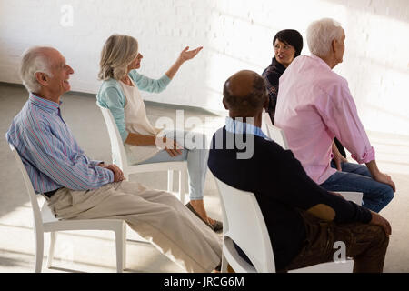 Les personnes assis sur une chaise dans la classe d'art Banque D'Images