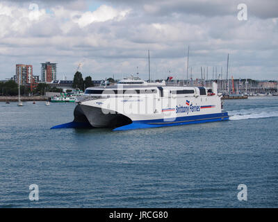 Le catamaran de Brittany Ferries Normandie Express quitte le port de Portsmouth Banque D'Images