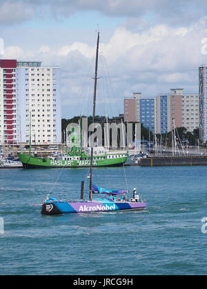 Le Clipper 70 L'équipe de préparation de l'AkzoNobel Volvo Clipper round the world yacht race dans le port de Portsmouth Banque D'Images