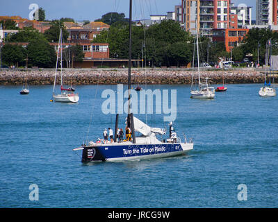 Le yacht de l'équipe 'Changer le cours sur plastique' la préparation de la Volvo Ocean Race dans le port de Portsmouth Banque D'Images