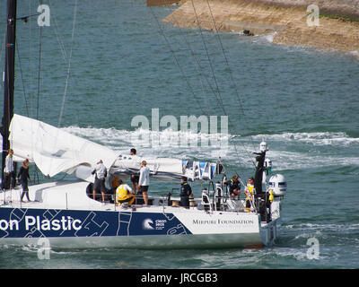 Le yacht de l'équipe 'Changer le cours sur plastique' la préparation de la Volvo Ocean Race dans le port de Portsmouth Banque D'Images