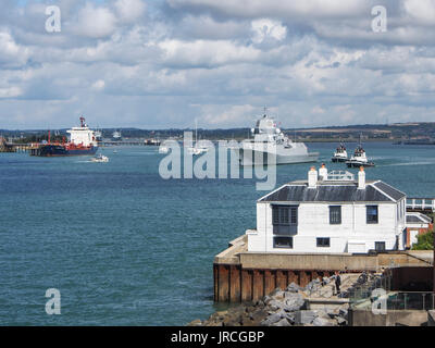 HNoMS Helge Ingstad un Fridjof Nansen, la frégate de classe de la marine norvégienne de quitter le port de Portsmouth Banque D'Images