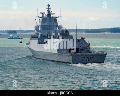 HNoMS Helge Ingstad un Fridjof Nansen, la frégate de classe de la marine norvégienne de quitter le port de Portsmouth Banque D'Images