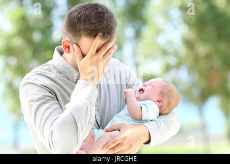 Inquiet père et bébé qui pleure à l'extérieur Banque D'Images
