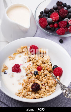 Petit déjeuner sain. Céréales, muesli avec du yaourt et de baies fraîches dans un bol en céramique Banque D'Images