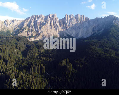 Lago di Carezza et Latemar, les montagnes de la province de Bolzano, Trentin-Haut-Adige/Sud Tyrol Italien, Dolomites, Italie, Europe Banque D'Images