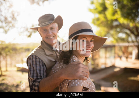 Senior couple hugging les uns les autres à l'hôtel Banque D'Images