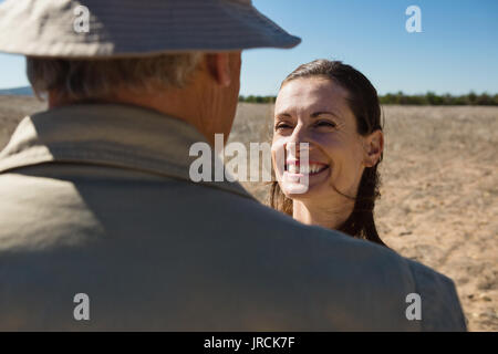 Smiling woman looking at man sur terrain Banque D'Images