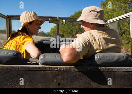 Couple talking while sitting in véhicule hors route Banque D'Images
