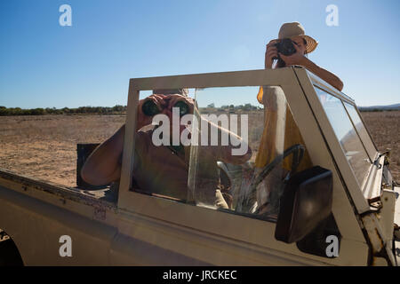 Femme avec l'homme photographié lors d'un voyage en véhicule hors route Banque D'Images