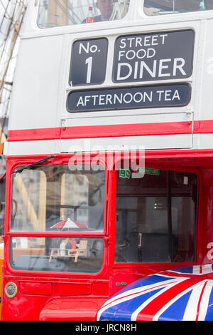 Un converti Londres Routemaster Bus, maintenant utilisé comme un diner de l'alimentation de rue Banque D'Images