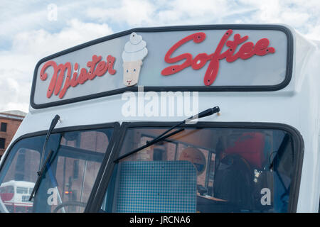 Un traditionnel Mr Softee ice-cream van à l'Albert Dock de Liverpool Banque D'Images
