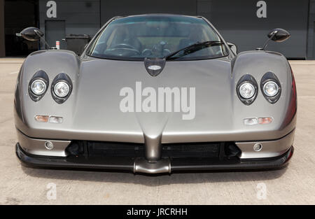 Vue frontale d'une Pagani Zonda S, en exposition statique dans le Paddock, au 2017 Silverstone Classic Banque D'Images