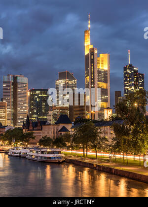 À acorss la rivière Main à Frankfurt am Main Banque D'Images
