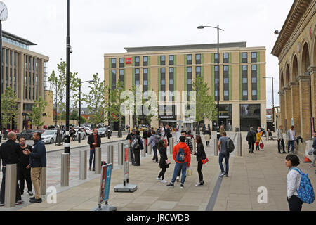 Station Plaza nouvellement réaménagé à Cambridge, Royaume-Uni. Montre de nouveaux Ibis Hotel (centre) et de la gare (à l'extrême droite).aussi anti-terrorisme bollards en acier. Banque D'Images