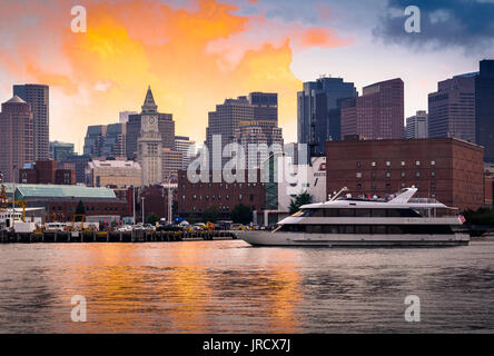 Toits de Boston avec un yacht dans Charles River montrant sur un superbe coucher du soleil Banque D'Images