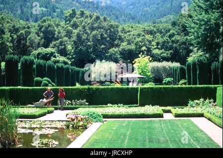 Deux jardiniers avec une brouette ont tendance à le jardin en contrebas à filoli jardins, un bâtiment restauré de style victorien country estate et jardin à Woodside, Californie, le 23 juin 2017. Banque D'Images