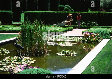 Deux jardiniers ont tendance à la sunken gardens at Filoli jardins, un bâtiment restauré de style Victorien country estate et jardin à Woodside, Californie, le 23 juin 2017. Banque D'Images