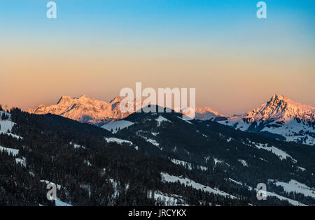 Lofer Montagnes et Kitzbüheler Horn au lever du soleil en hiver, Brixen im Thale, Tyrol, Autriche Banque D'Images