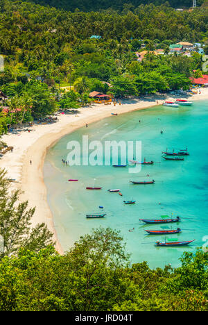 Plage de sable idyllique avec de l'eau turquoise, bateaux longtail, côte, plage de Thong Nai Pan Yai, Koh Pha-Ngan, Surat Thani, Thaïlande Banque D'Images