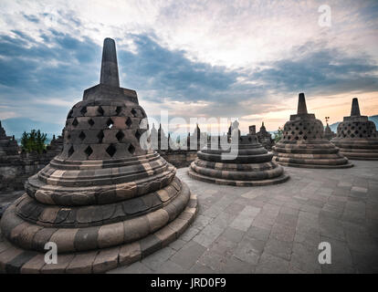 Complexe du temple Borobudur au lever du soleil, stupas, ciel nuageux, Borobudur, Yogyakarta, Java, Indonésie Banque D'Images