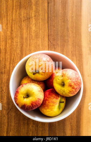 Coup de frais généraux de pommes dans un plat sur une table en bois. Banque D'Images