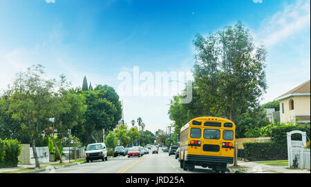 School bus dans un quartier de Los Angeles, Californie Banque D'Images