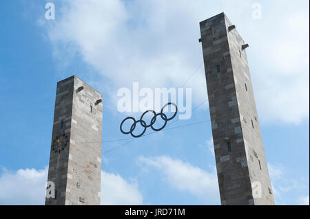 Anneaux olympiques sur l'entrée principale du Stade Olympique, Charlottenburg, Berlin, Allemagne Banque D'Images