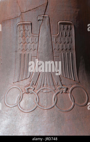Close up de l'historique des Jeux Olympiques 1936 avec la holding Bell Reichsadler les anneaux olympiques, le stade olympique, Charlottenburg, Berlin, Allemagne Banque D'Images