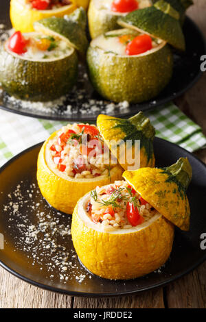 Cuit courgettes farcies au boulgour, viande, fromage et légumes sur une plaque verticale. Banque D'Images