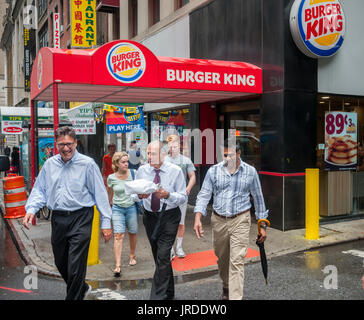 Un fast-food Burger King dans le Lower Manhattan à New York le mercredi, Août 2, 2017. Restaurant Brands International, la société mère de Burger King et Tim Horton's, ont déclaré que le bénéfice du deuxième trimestre a battu les attentes des analystes alimentée par la croissance de la marque Burger King. (© Richard B. Levine) Banque D'Images