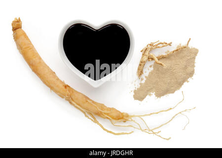 Ingrédients Ginseng, extrait de racine, et de poudre, isolé sur fond blanc. Plante médicinale, remède naturel, médecine alternative. Banque D'Images