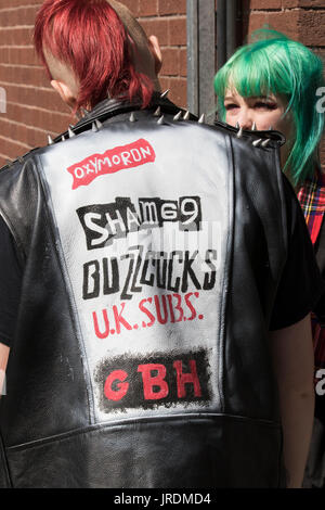 Blackpool Rebellion Festival Punk Fashion   les vêtements, coiffures, modifications du corps des vestes de style punk, denim et sous-culture du cuir. Ces styles portaient des slogans, pas des logos et sont modélisés sur des bandes comme celles exploitées à l'apparence habillée de hardcore nord-américain. La robe sociale distincte des autres sous-cultures et mouvements artistiques, y compris le glam rock, les garçons désagréables, ont influencé la mode punk. La mode Punk a également influencé les styles de ces groupes, ainsi que ceux de la culture populaire. Beaucoup de poinçonneuses utilisent des vêtements comme moyen de faire une déclaration. Banque D'Images