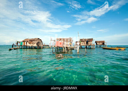 Semporna , Malaisie : September 17, 2011 : Bajau Laut ou nomades de la mer maisons guindée au village de Tun Sakaran Parc Marin. Banque D'Images