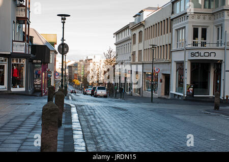 Reykjavik, Islande - 22 septembre 2013 : vue sur la rue de la ville de Reykjavik, avec des magasins et des bâtiments en début de matinée. Banque D'Images