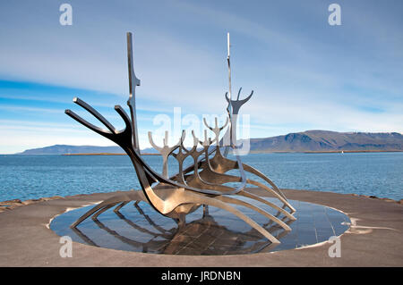 Reykjavik, Islande - 22 septembre 2013 : Sun Voyager, monument emblématique de la ville de Reykjavik, conçu par Jon Gunnar Arnason. Banque D'Images