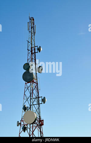 Tour de communication contre ciel bleu clair. Banque D'Images