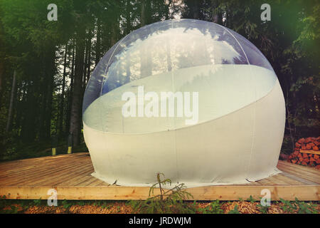 Tente de camping transparent appelé bulle-tente de profiter de la Forêt-Noire, glamping, Allemagne Banque D'Images