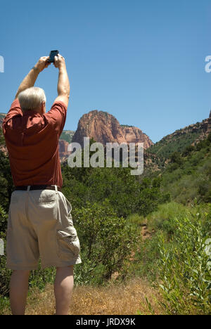 Homme de race blanche, Kolob Canyons dans la région de Zion National Park, Utah USA. Banque D'Images