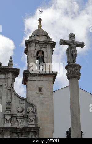 Le Saint Georges (San Jorge) Bell Tower et un calvaire (crucero) dans la capitale de la Galice La Corogne Banque D'Images