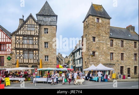 France, Bretagne, Côtes-d'Armor, occupé à jour de marché, Tréguir Banque D'Images