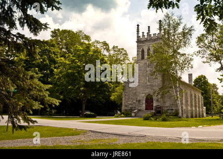 Les arbres majestueux entourent l'Église unie du Christ dans le Dorset, Vermont. Banque D'Images