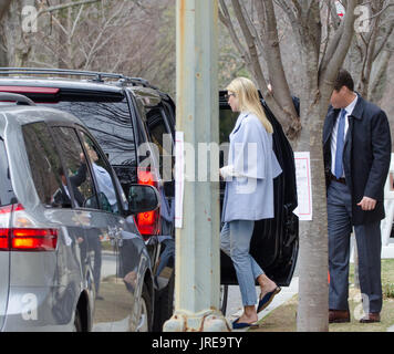 02-03-17 2:10 PM Ivanka et familiaux avec des valises chargée en voiture. Photo par Liz Roll Banque D'Images
